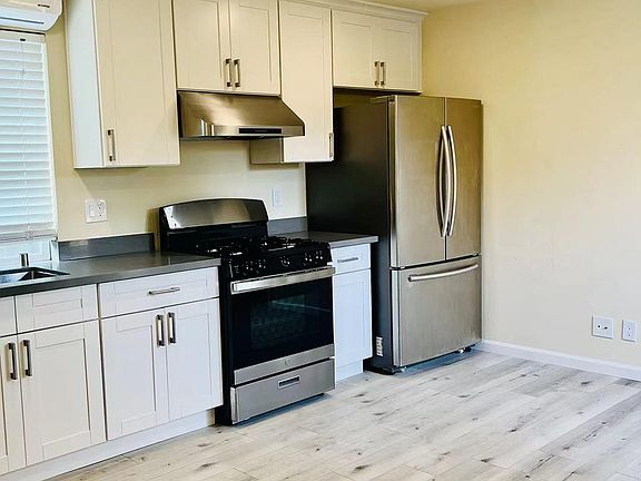 3rd image of 485 Glasgow Dr