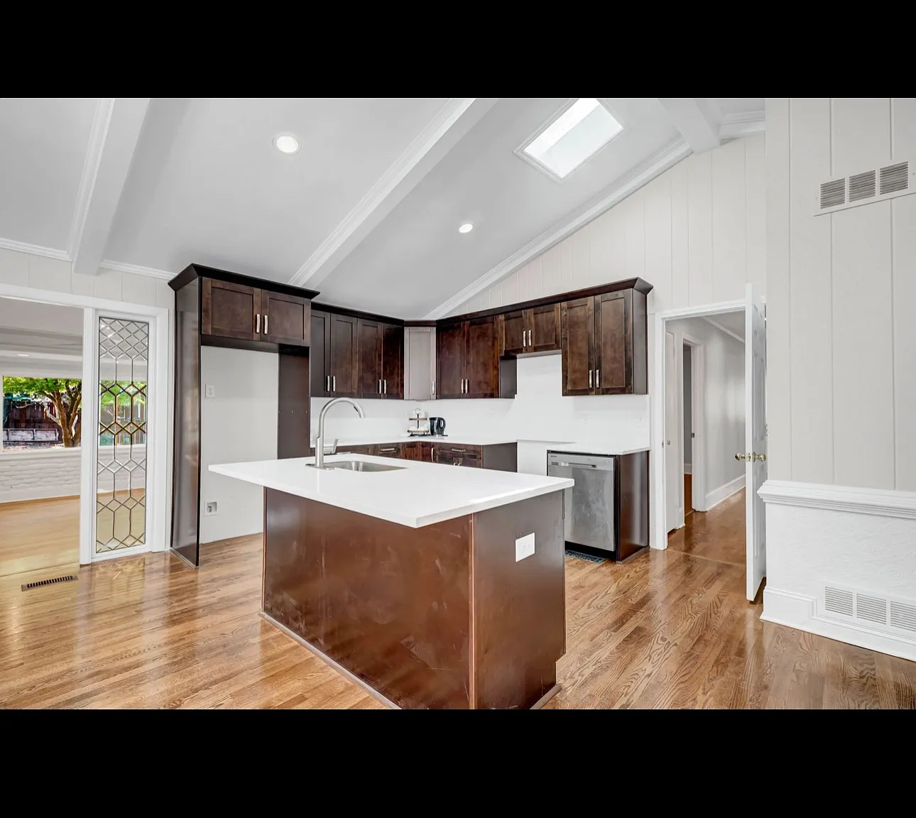 7 bed, 4850 sqft, $4,700 — Photo 1
