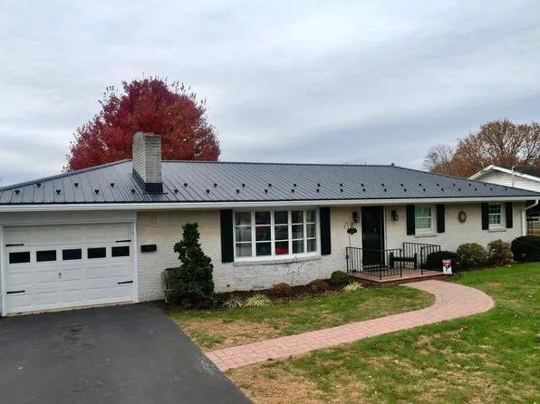 366 Town Dr, Greencastle, PA 17225