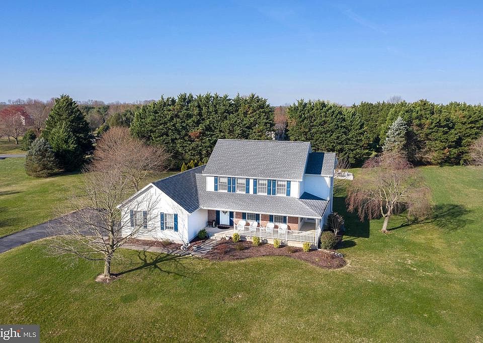 1st image of 214 E Dickerson Ln