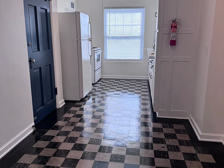 1011 Short Rd #4 — Photo 3