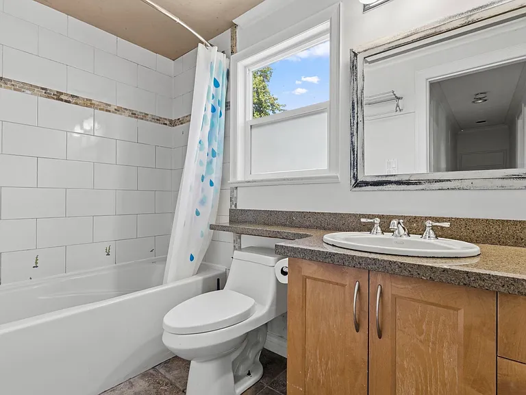 10851 Rosecroft Cres — Photo 15