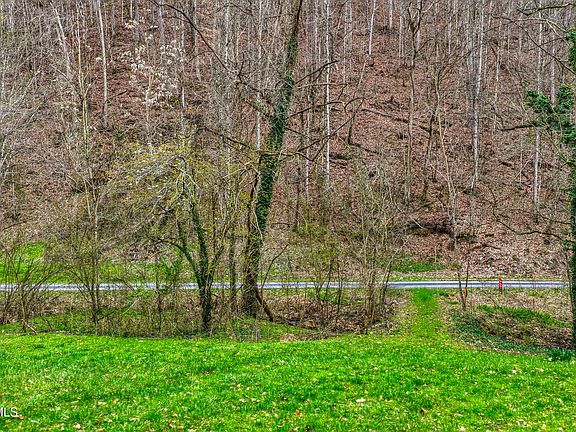 5th image of 1795 Bear Hollow Rd