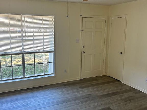 4th image of 909 Alverado Dr