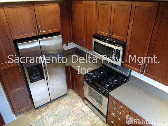 2nd image of 405 Washington Sq