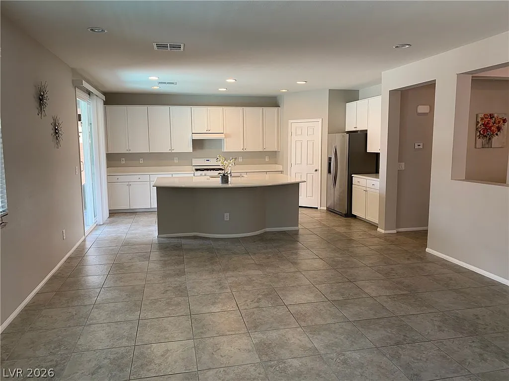 5 bed, 3.5 bath, 3057 sqft, $3,580 — Photo 2