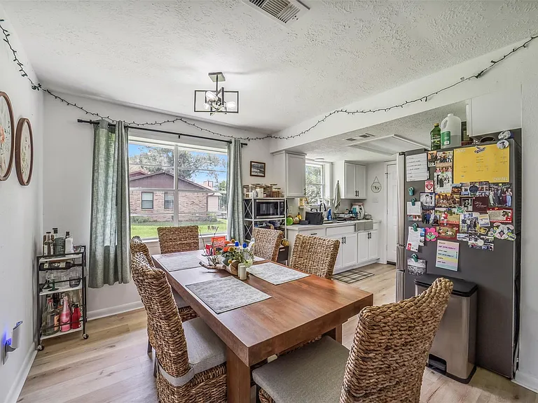 221 N Baron St — Photo 4