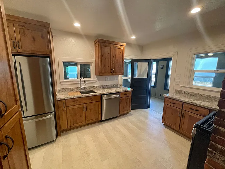 1318 Salem St — Photo 3