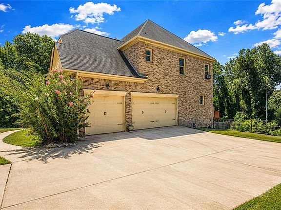 3rd image of 209 Kingscastle Dr