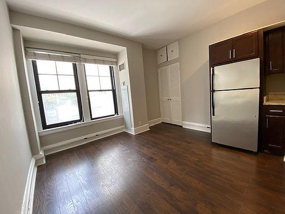 4th image of 415 W Belmont Ave #204