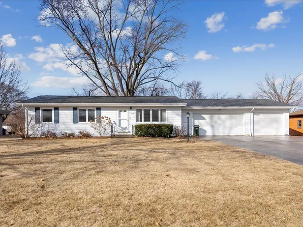 3305 Tucson Dr, Cedar Falls, IA 50613