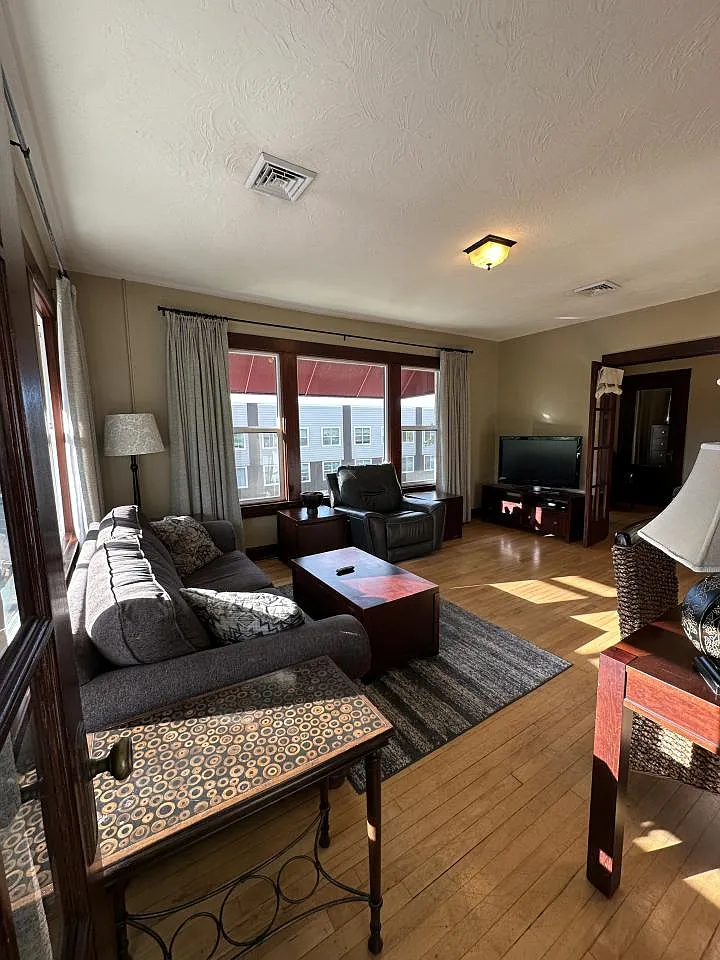 1 bed, 1.0 bath, $1,225 — Photo 3
