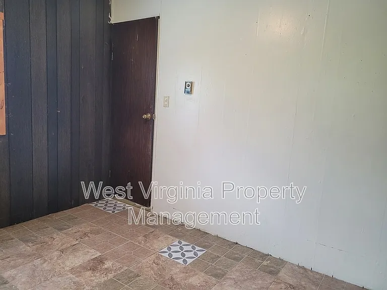 155 Crawford Ln — Photo 10