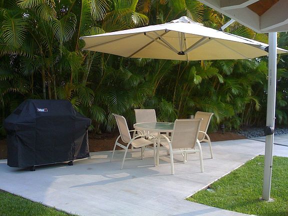 Umbrella/Outdoor Dining