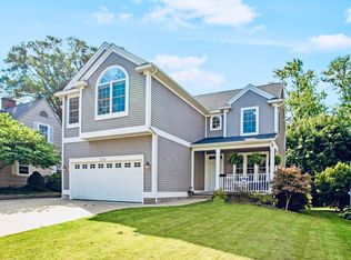 524 Woodlawn Ave, Grand Haven, MI 49417