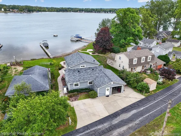 9749 Beverly Dr, Pinckney, MI 48169
