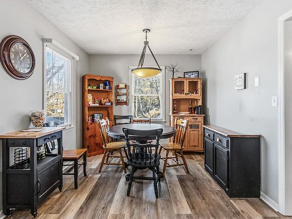 5th image of 134 Robinwood Pl