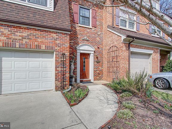 2nd image of 6262 Chaucer Ln