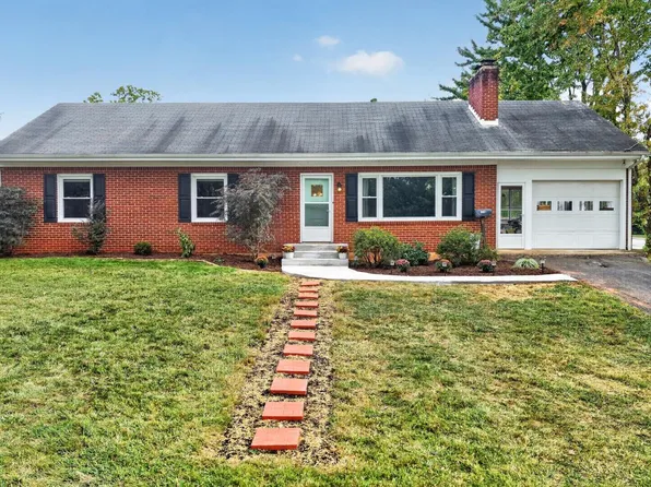1218 Oakwood St, Bedford, VA 24523