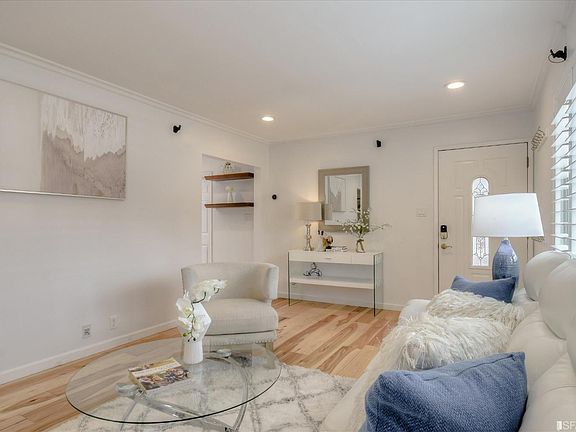 5th image of 776 Claridge Dr