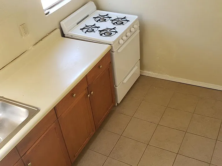 1714 E Glenoaks Blvd #4 — Photo 2
