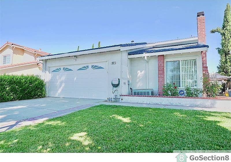 1st image of 1937 Edgecrest Dr