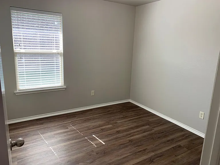 328 Carlyle St — Photo 18