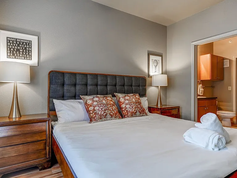 Texan Pearl Best Value in West Campus — Photo 44