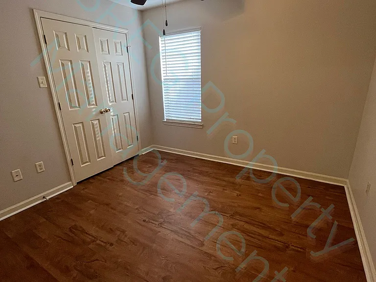 4605 Hawkins Dr — Photo 8