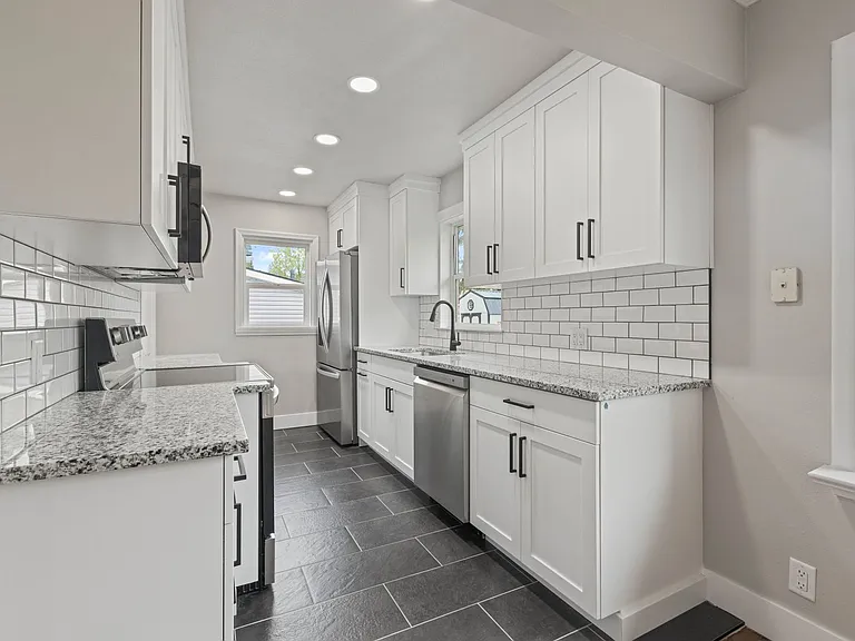 B345AG — Photo 22