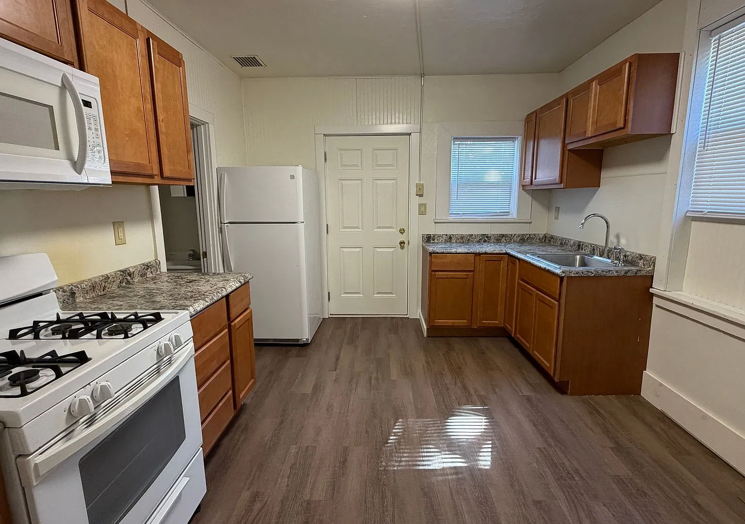 110 E Monroe Unit B — Photo 3