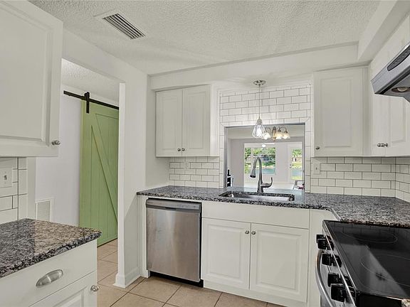 3rd image of 4115 Hampton Dr