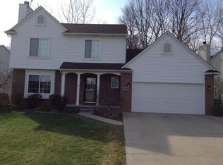 782 Bay Crossing Dr, Waterford, MI 48327