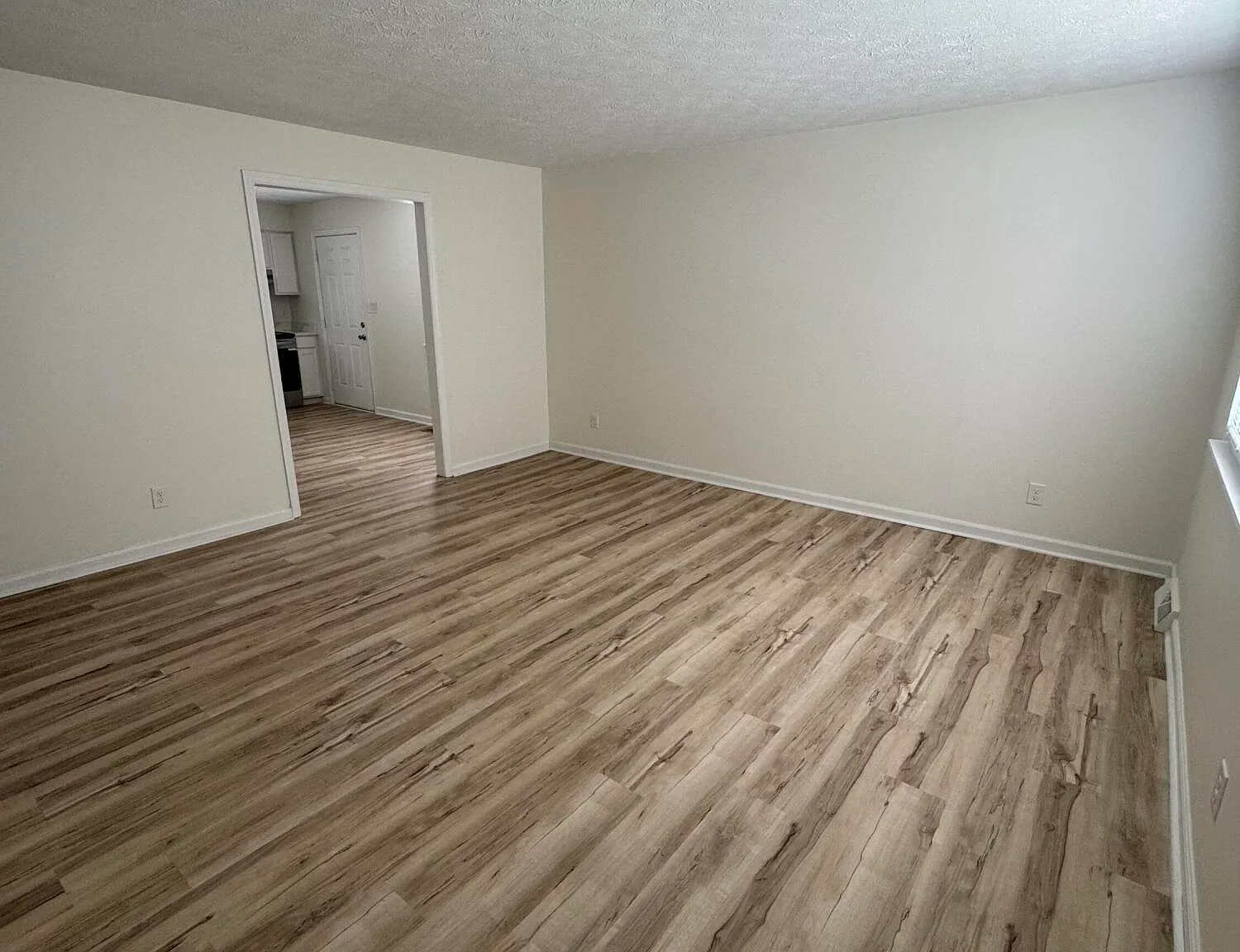 2 bed, 1.0 bath, $1,050 — Photo 3