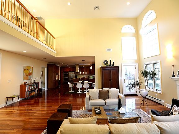 4th image of 333 Woodland Ave