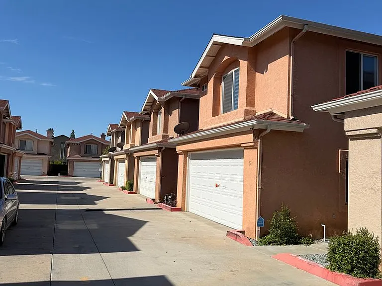 547 Hart Dr #15 — Photo 1