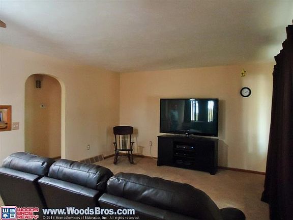 3rd image of 824 Hillcrest Dr