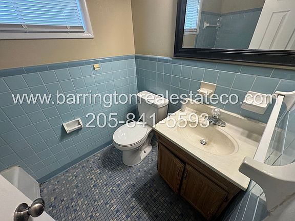4th image of 1625 1st St NE