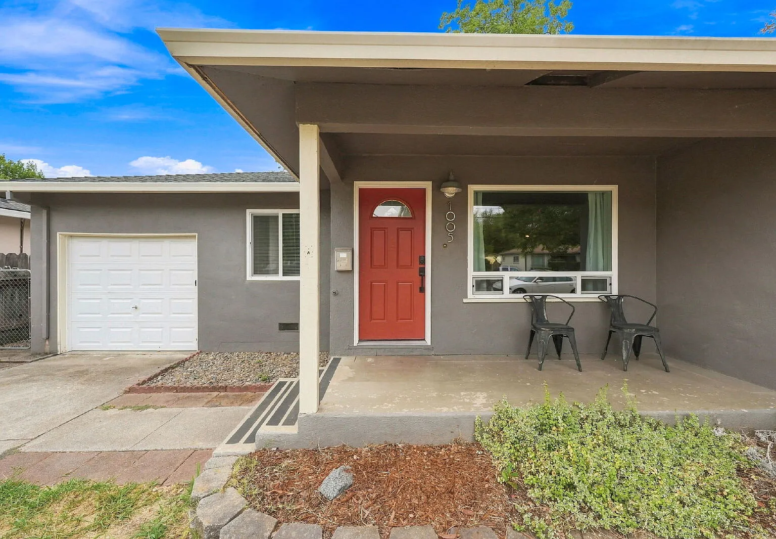 3 bed, 1.0 bath, 1128 sqft, $1,900 — Photo 2