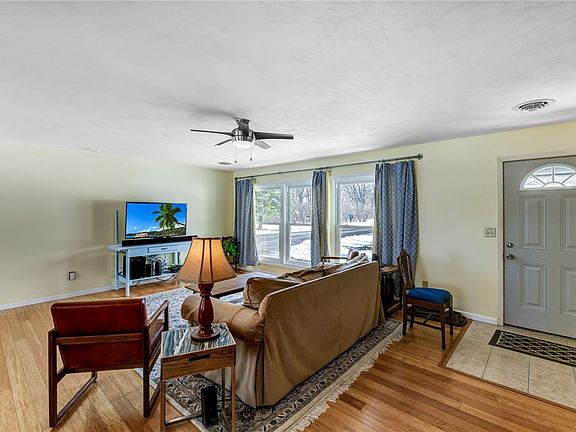 4th image of 34 Yellow Barn Rd