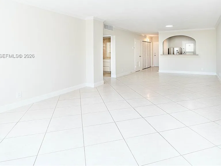 2555 NE 11th St #310 — Photo 17