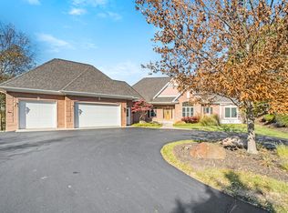 1366 Old Oak Hill Dr, Ada, MI 49301