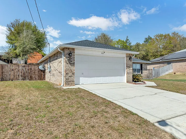 221 Trish Dr — Photo 3
