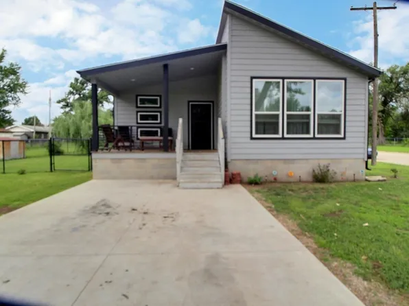 303 S Main St, Udall, KS 67146