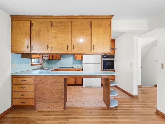 4th image of 824 Dickinson Dr