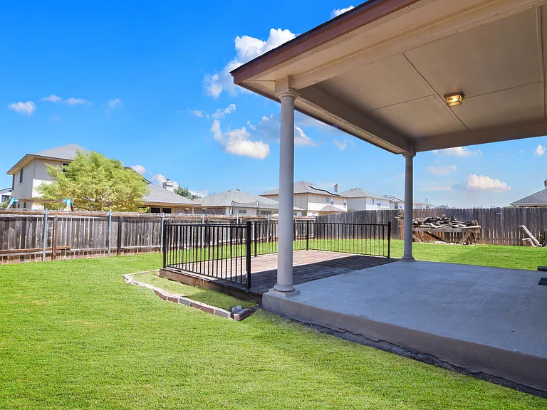 4903 Golden Gate Dr — Photo 32