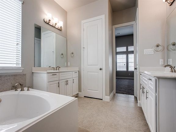 5th image of 12724 Royal Ln
