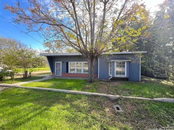 1606 J Street, Floresville, TX 78114