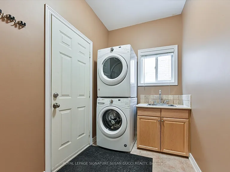 51 Landsdown Cres — Photo 24