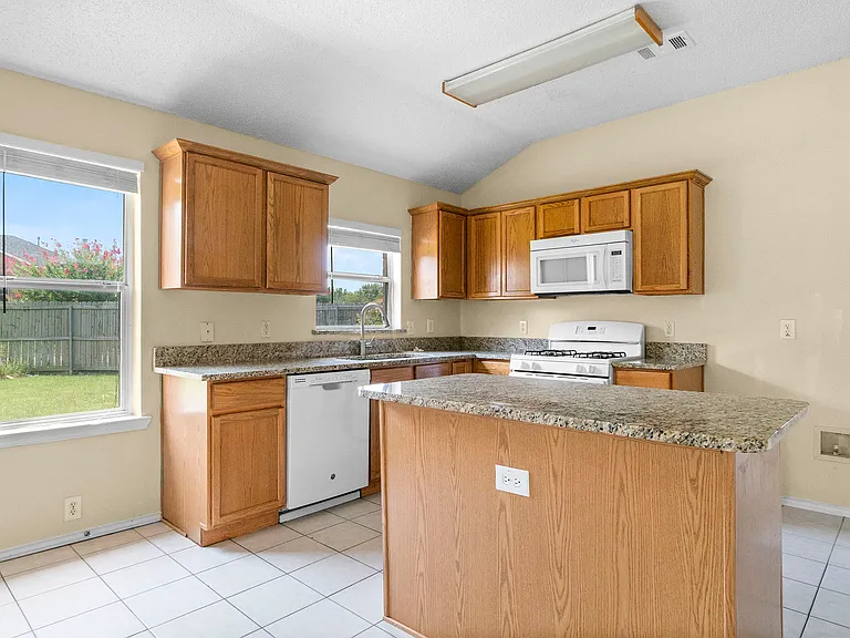 3300 Creekwood Dr — Photo 6